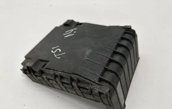 Volkswagen PASSAT B7 Fuse box cover 1K0937132F