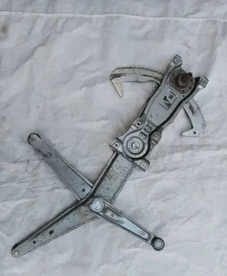 BMW 3 E30 Front door manual window regulator 1932393