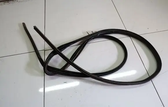 Nissan Micra Rubber seal front coupe door 