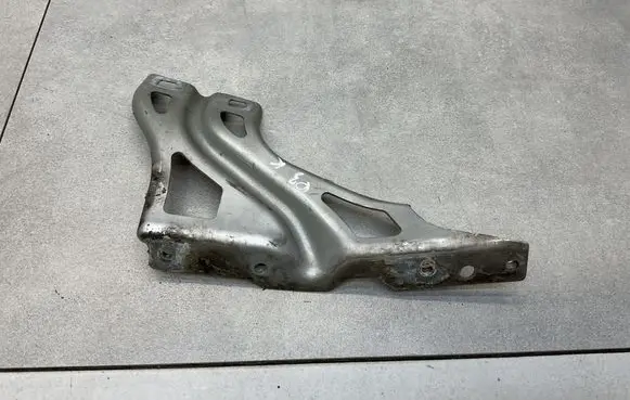 Audi Q3 8U Fender mounting bracket 8U0821135