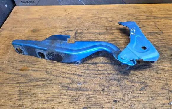 Engine bonnet/hood hinges