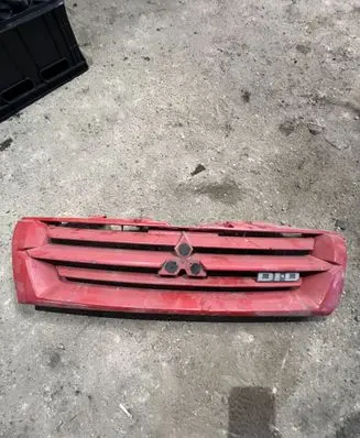 Mitsubishi Pajero Front bumper upper radiator grill