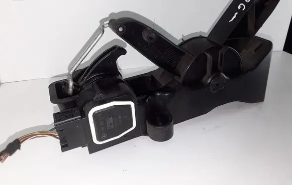 Mercedes-Benz A W169 Accelerator throttle pedal A1693000304