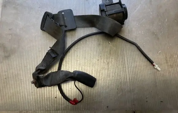 Middle seatbelt (rear)
