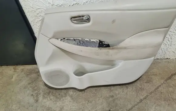 Nissan Leaf I (ZE0) Front door card panel trim 809223NA0A