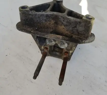 Peugeot 406 Engine mounting bracket