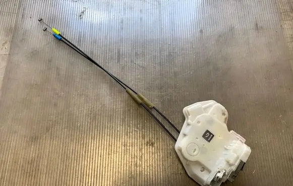 Mitsubishi Outlander Front door lock A047218