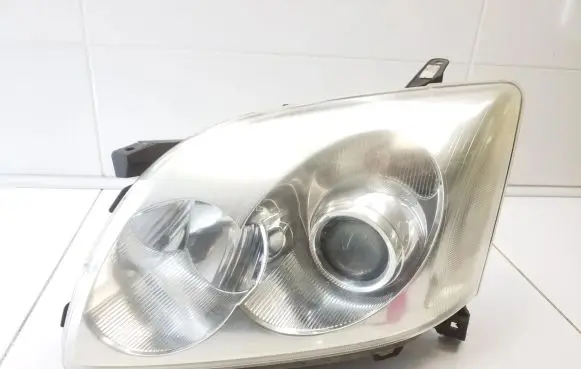 Toyota Avensis T250 Headlight/headlamp KOITO0543