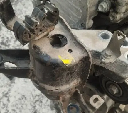 Toyota Auris 150 Engine mount bracket
