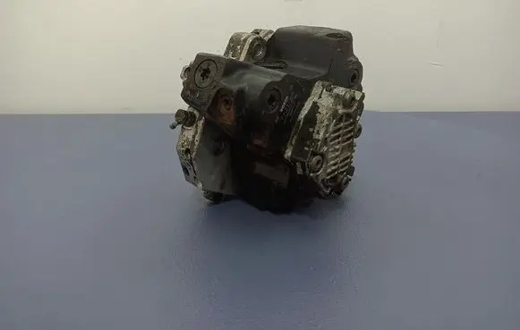 Volvo S60 Fuel injection high pressure pump 8689590