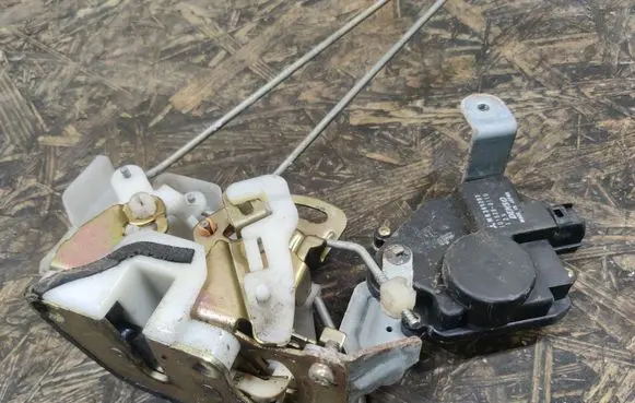 Mitsubishi Pajero Pinin Rear door lock 1015280110