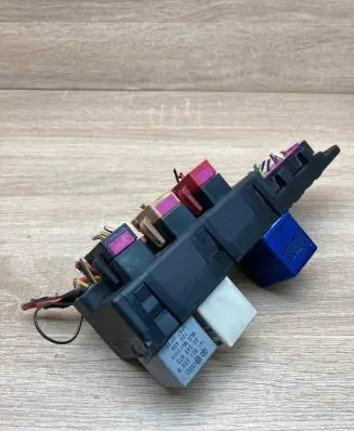 Volkswagen PASSAT B5 Fuse module 8L0941822A 896083000