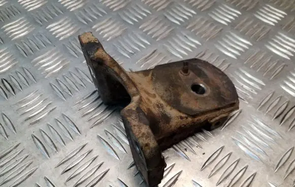 Toyota Land Cruiser (J120) Engine mounting bracket