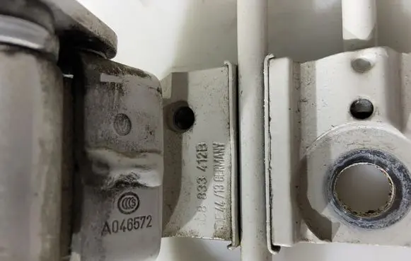 Volkswagen PASSAT B7 Rear door lower hinge 3C8833412B
