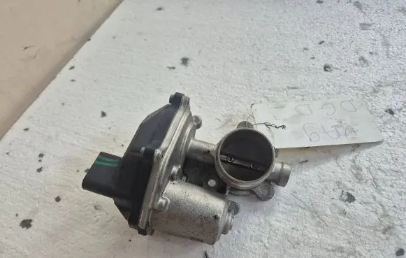 Volkswagen PASSAT B8 Electric throttle body valve 04L131501M