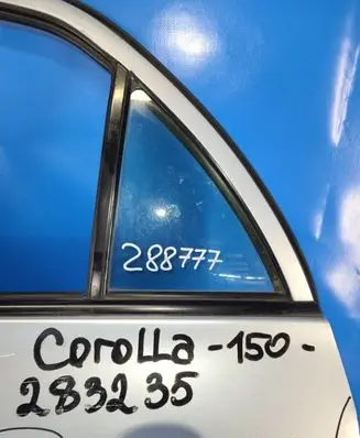 Toyota Auris 150 Front windscreen/windshield window 6812402210