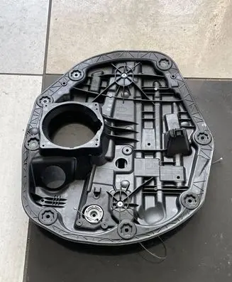 Rear window lifting mechanism without motor