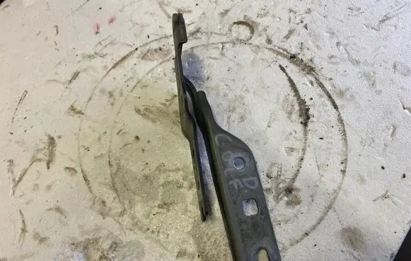 Engine bonnet/hood hinges