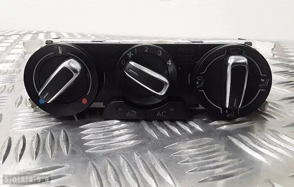Audi A1 Climate control unit 8X0820045A