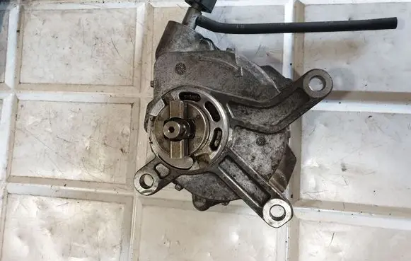 Toyota Avensis T250 Vacuum pump 01020554