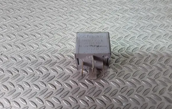 Volkswagen PASSAT B5.5 Other relay 141951253B 20240072