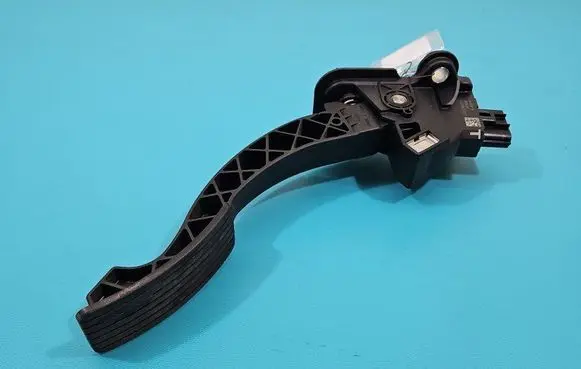 Accelerator throttle pedal