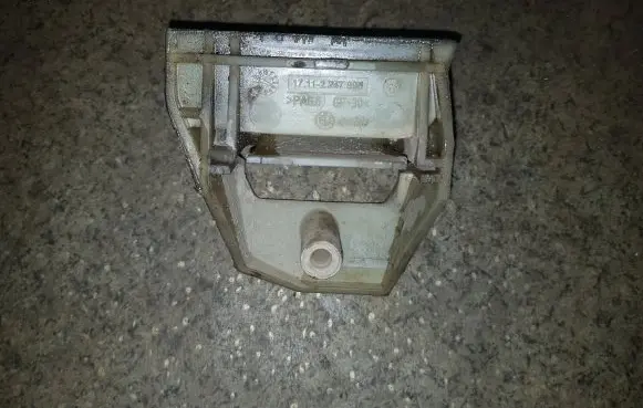 BMW 5 E39 Radiator mount bracket 17112247896