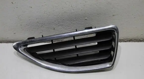 Renault Megane I Front bumper upper radiator grill 7700428964