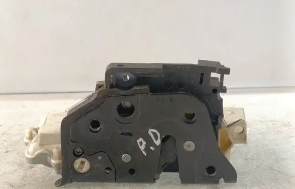 Volkswagen PASSAT B7 Front door lock 3C1837016A