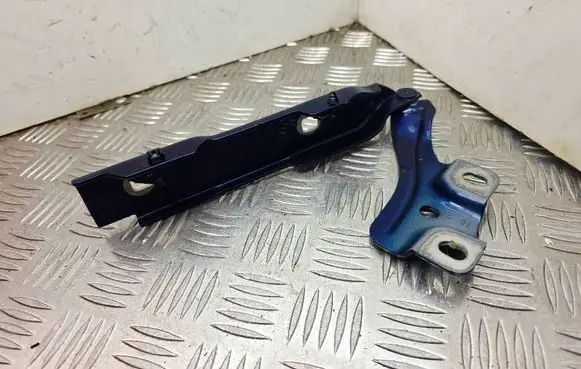 Audi A1 Engine bonnet/hood hinges 82A823301