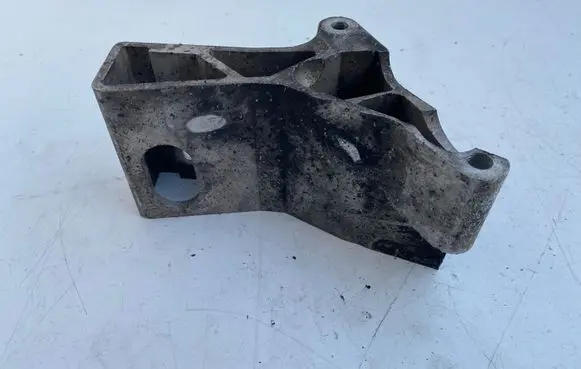 Volvo S80 Engine mounting bracket