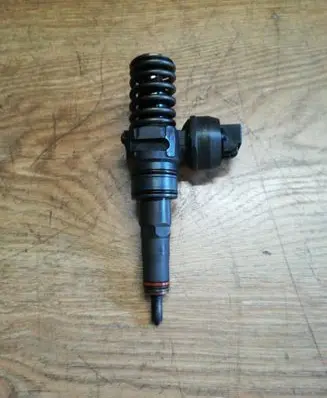 Skoda Fabia Mk1 (6Y) Fuel injector 038130073CX