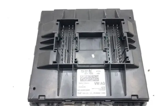 Volkswagen Jetta VI Central body control module 7E0937189