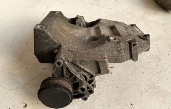 Skoda Superb B5 (3U) A/C compressor mount bracket 038260885C