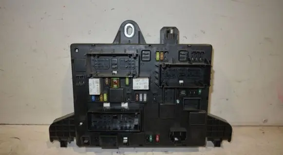 Opel Zafira C Fuse module 13449201