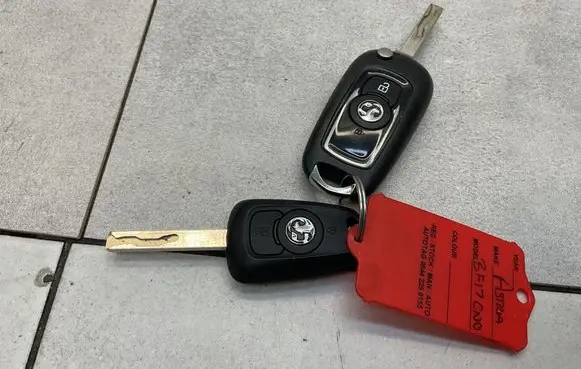 Opel Astra K Ignition key/card 