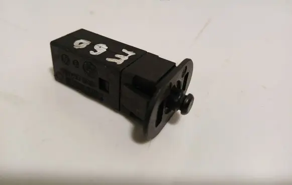 BMW 5 E60 E61 Fuel tank opening switch 82289392