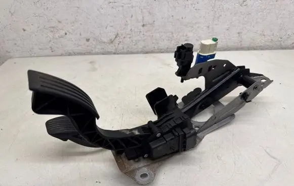 Ford Focus Pedal assembly 4M512467AN