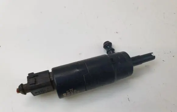 Volkswagen PASSAT B6 Windscreen/windshield washer pump 3B7955681