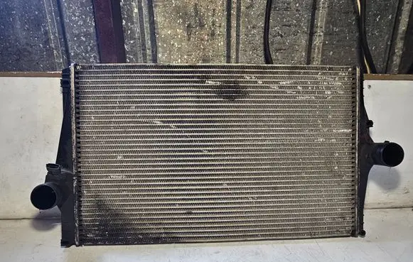 Volvo XC90 Intercooler radiator AUJ7B 8627375