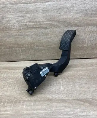 Audi A4 S4 B5 8D Accelerator throttle pedal 8D1721523F 6PV008376