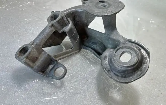 Audi A4 S4 B7 8E 8H Engine mounting bracket 8E0199351Q
