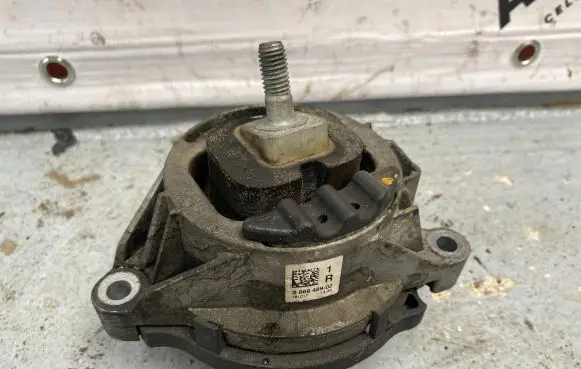 BMW X3 F25 Engine mount bracket 6868489 686848902