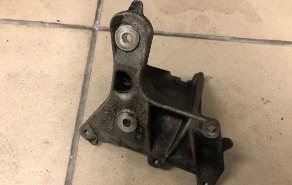 Volvo V50 Power steering pump mounting bracket 9656392880