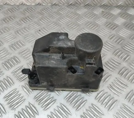 Mercedes-Benz E W124 Central locking vacuum pump A0008001148