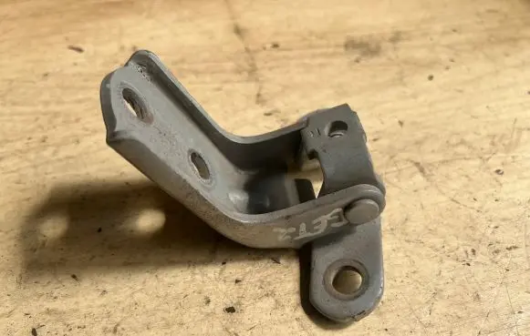 Hyundai Getz Front door upper hinge
