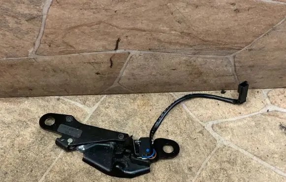 Mercedes-Benz SL R230 Convertible roof lock/latch A2307901077