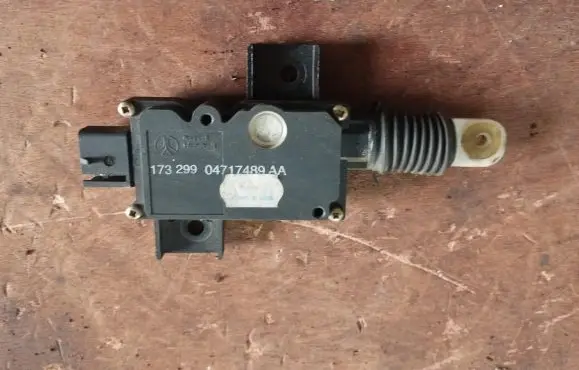 Chrysler Voyager Sliding door lock 04717489AA