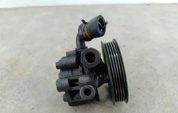 Toyota Avensis T250 Power steering pump 