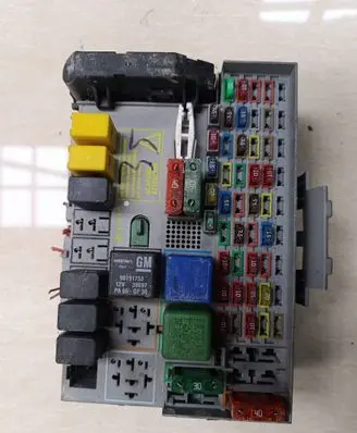 Opel Zafira A Fuse box set 24412497